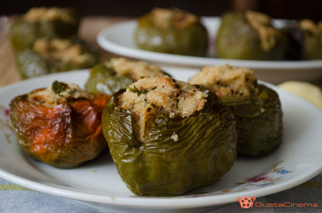 Peperoni verdi ripieni al forno un contorno semplice