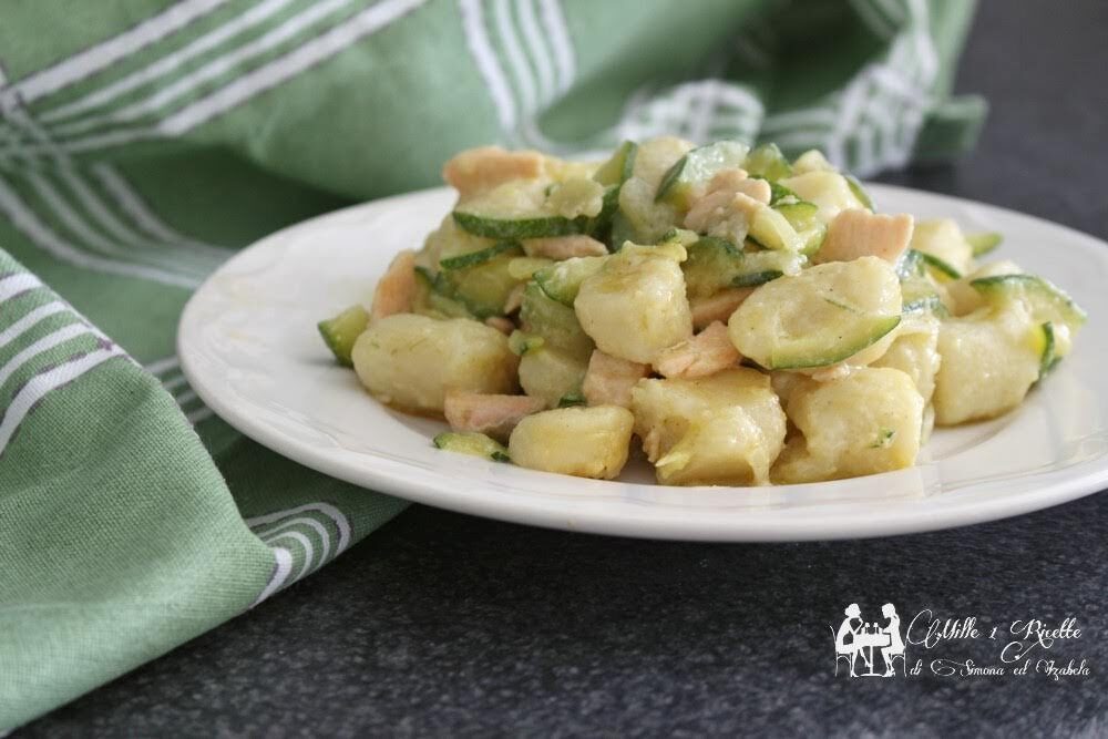 Pepite di patate profumate al limone con zucchina e salmone