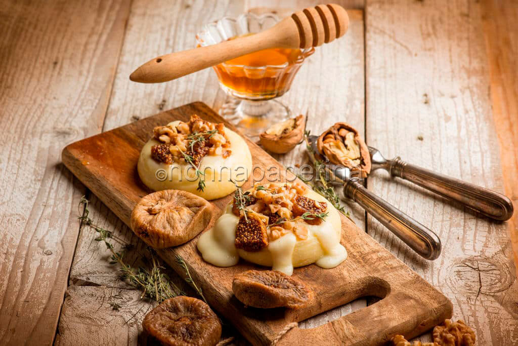 Per cena tomini al forno con noci e fichi secchi: che sapore!
