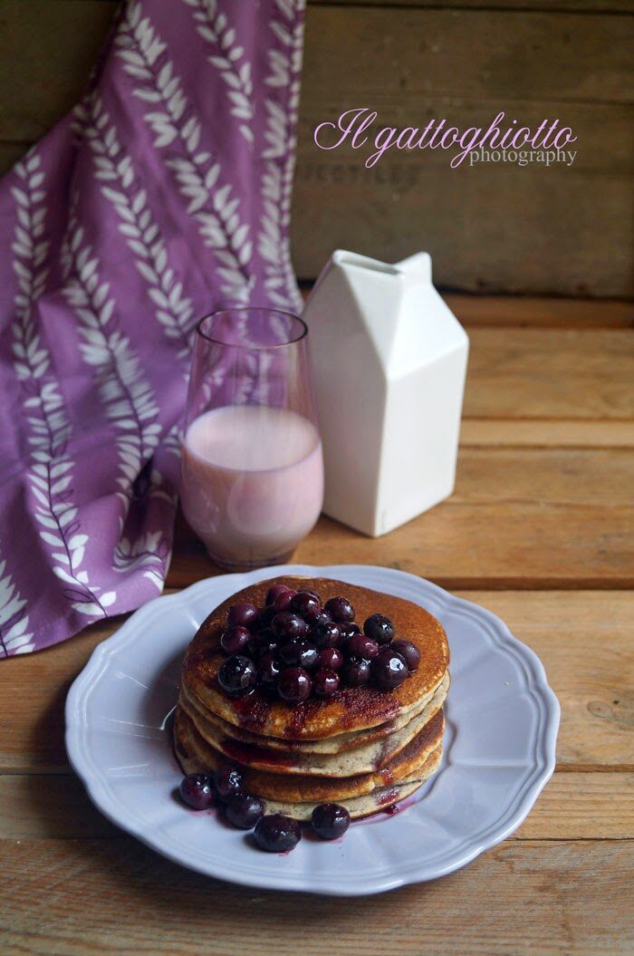 Per la serie “colazione gluten free”…pancakes al grano saraceno con mirtilli caramellati