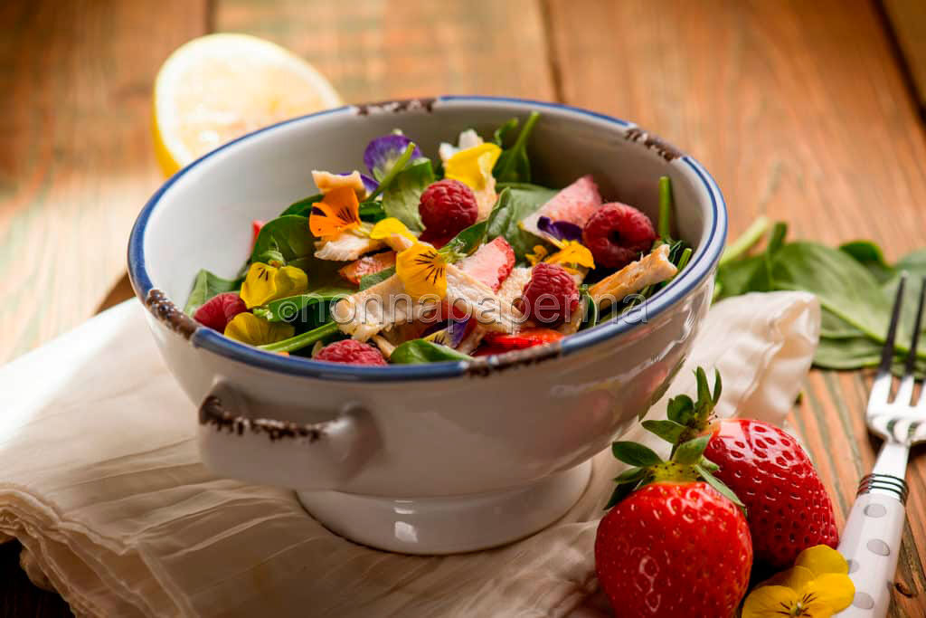 Per stupire: insalata di pollo, spinacini, fragole e lamponi