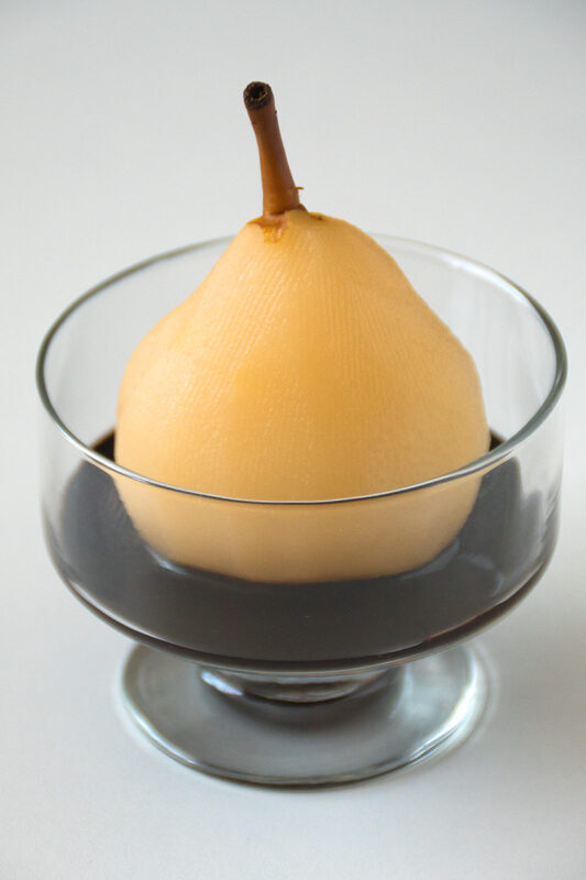 Pere affumicate infuse alla rosa, su salsa di cacao