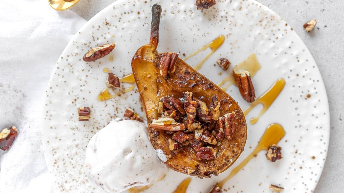 Pere al forno con cannella, noci pecan e sciroppo d’acero
