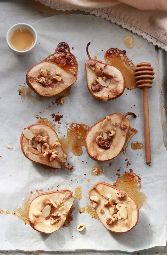 Pere caramellate al forno con frutta secca