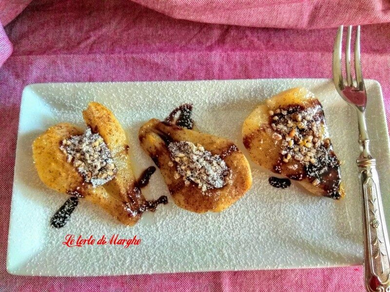 Pere caramellate con granella di nocciole e cioccolato