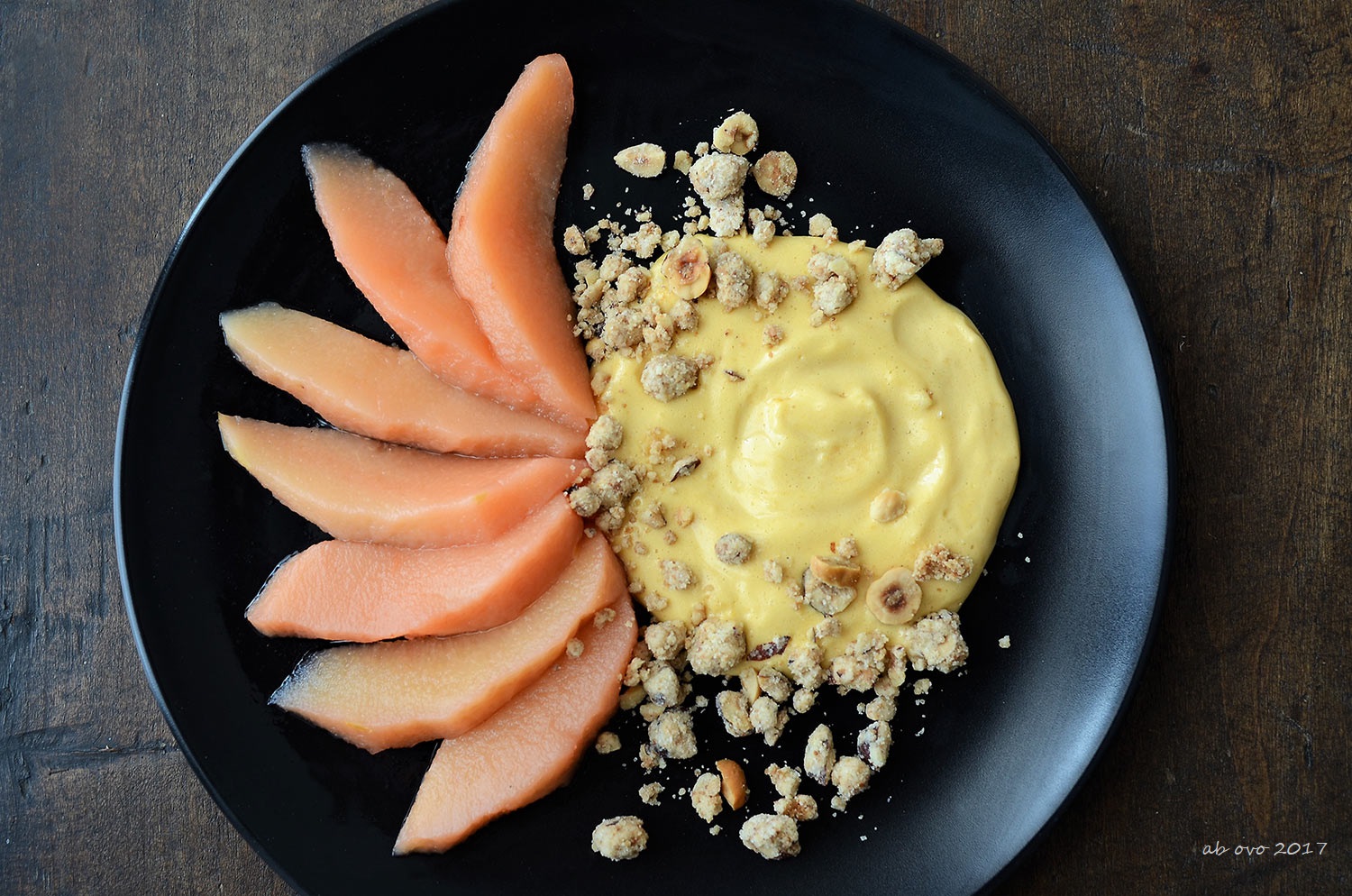 Pere cotogne con zabaione al marsala e crumble di nocciole