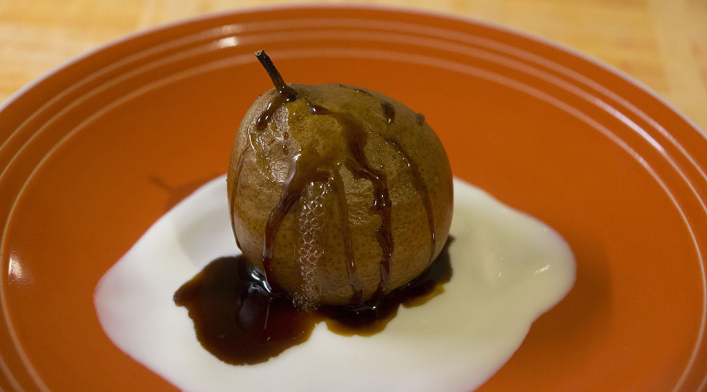Pere cotte con yogurt e caramello