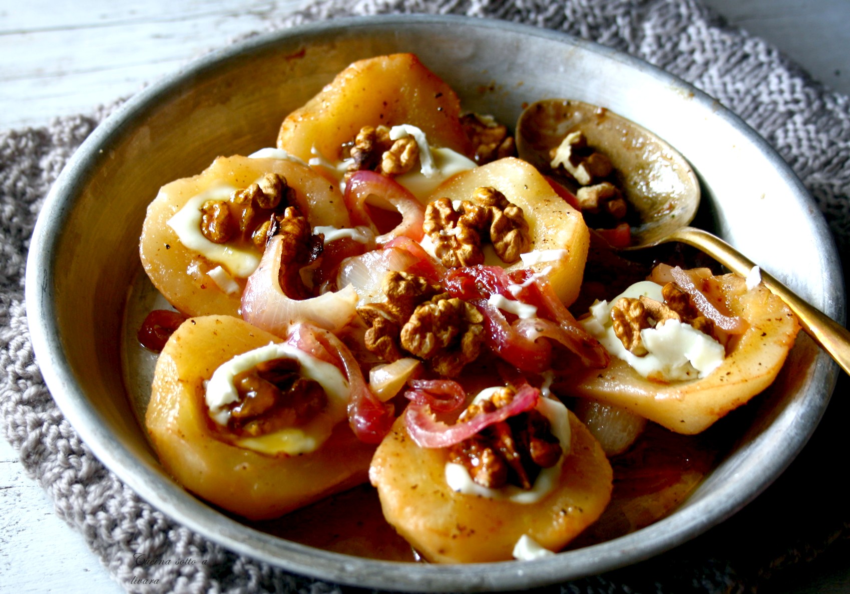 Pere cotte nel vino bianco con pecorino