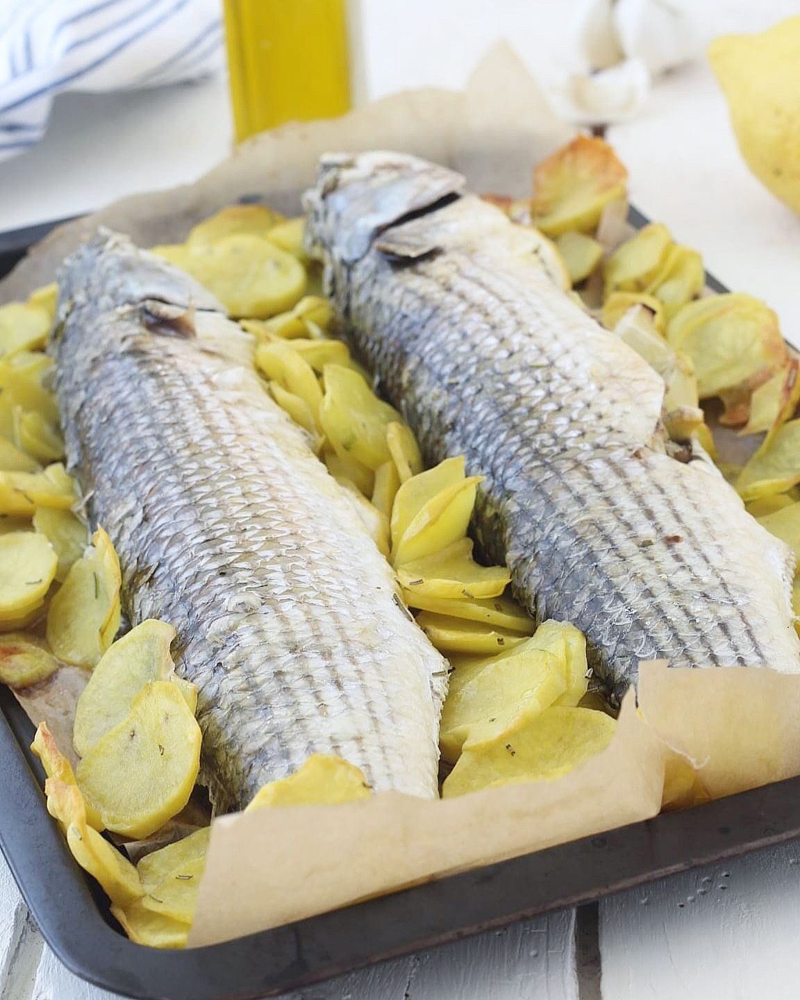 Pesce muggine con patate al forno