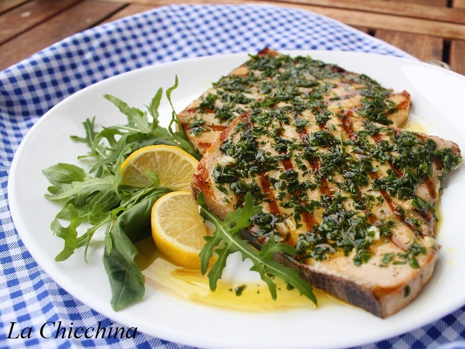 Pesce spada alla griglia con salsa alle erbe