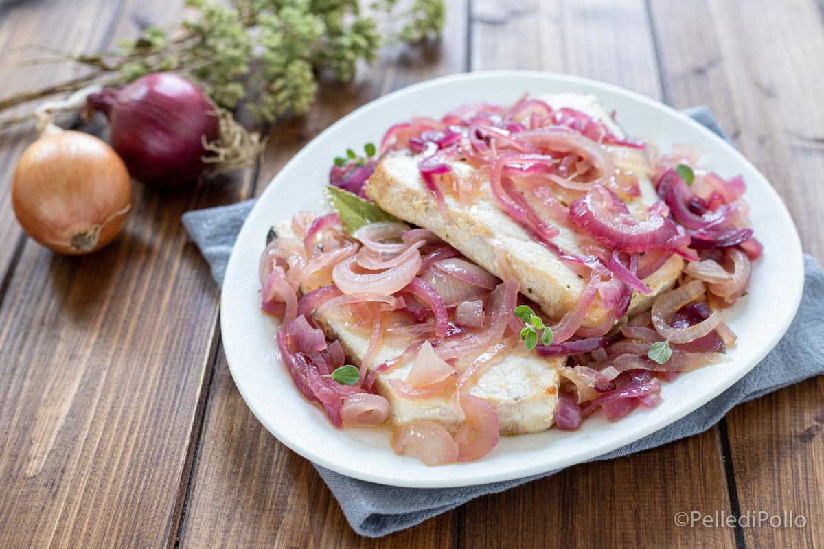 Pesce spada con cipolle in agrodolce