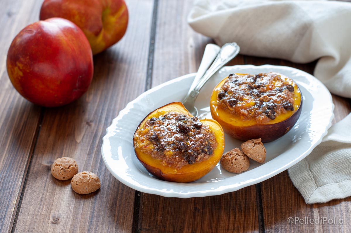 Pesche al forno con amaretti e cioccolato