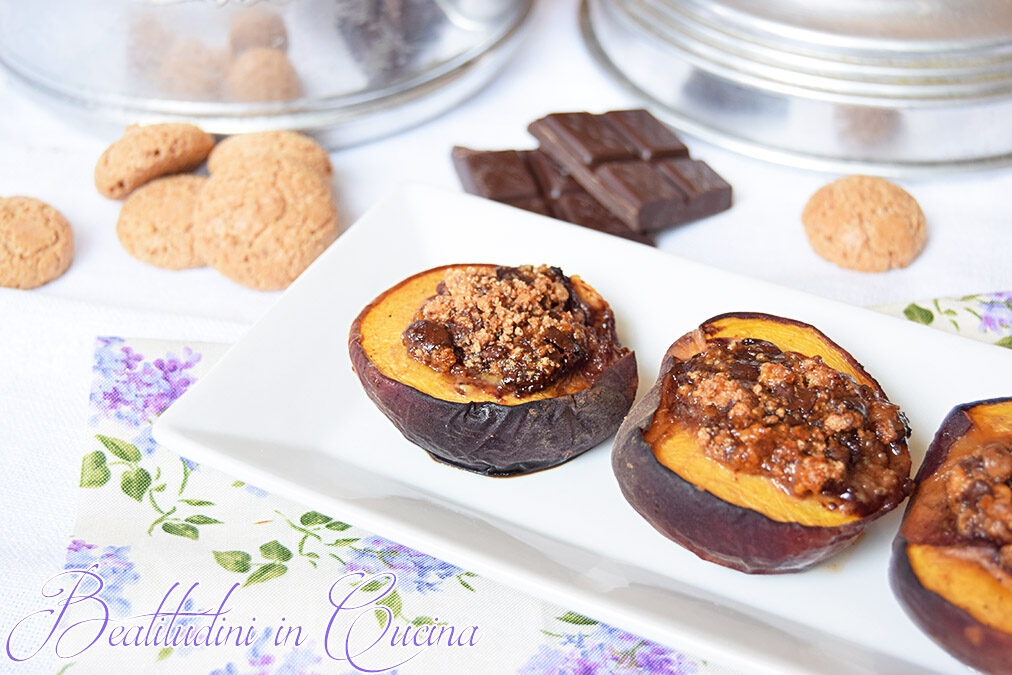 Pesche al forno con amaretti e cioccolato