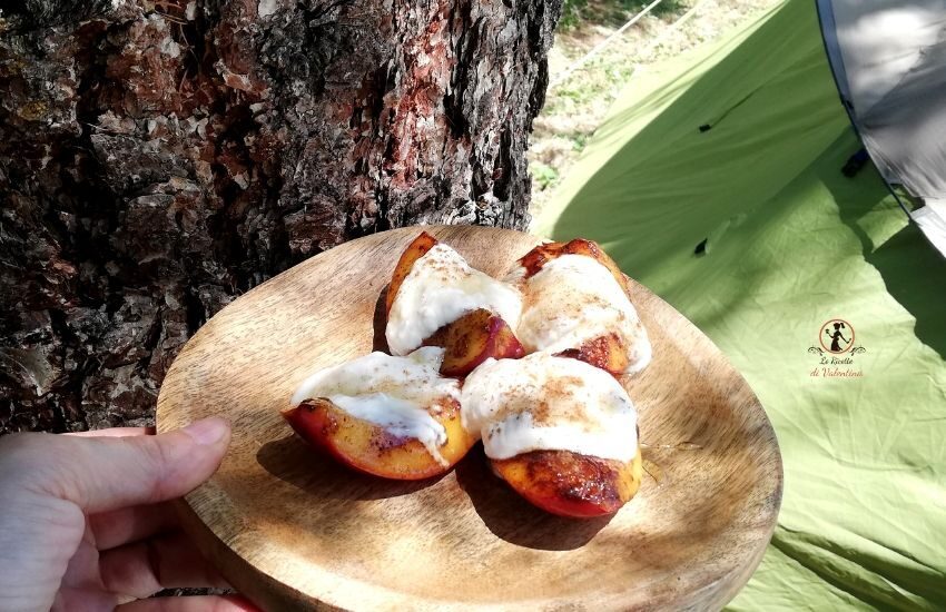 Pesche noci spadellate accompagnate da miele e yogurt greco