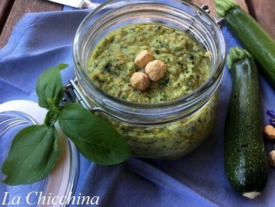 Pesto con zucchine crude e nocciole