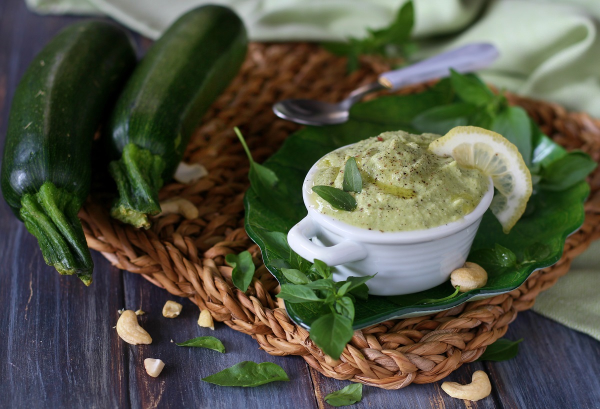 Pesto di avocado anacardi e zucchine