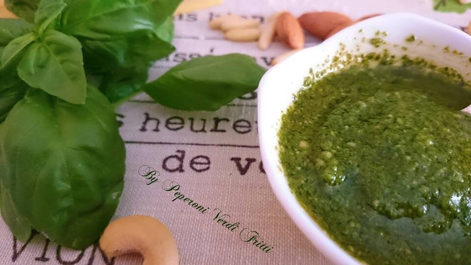 Pesto di basilico con mandorle anacardi e pinoli