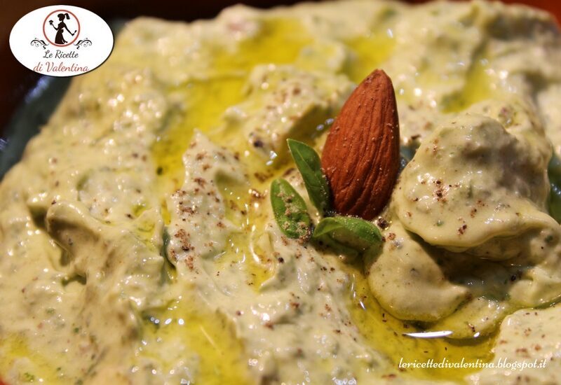 Pesto di basilico e caprino con mandorle