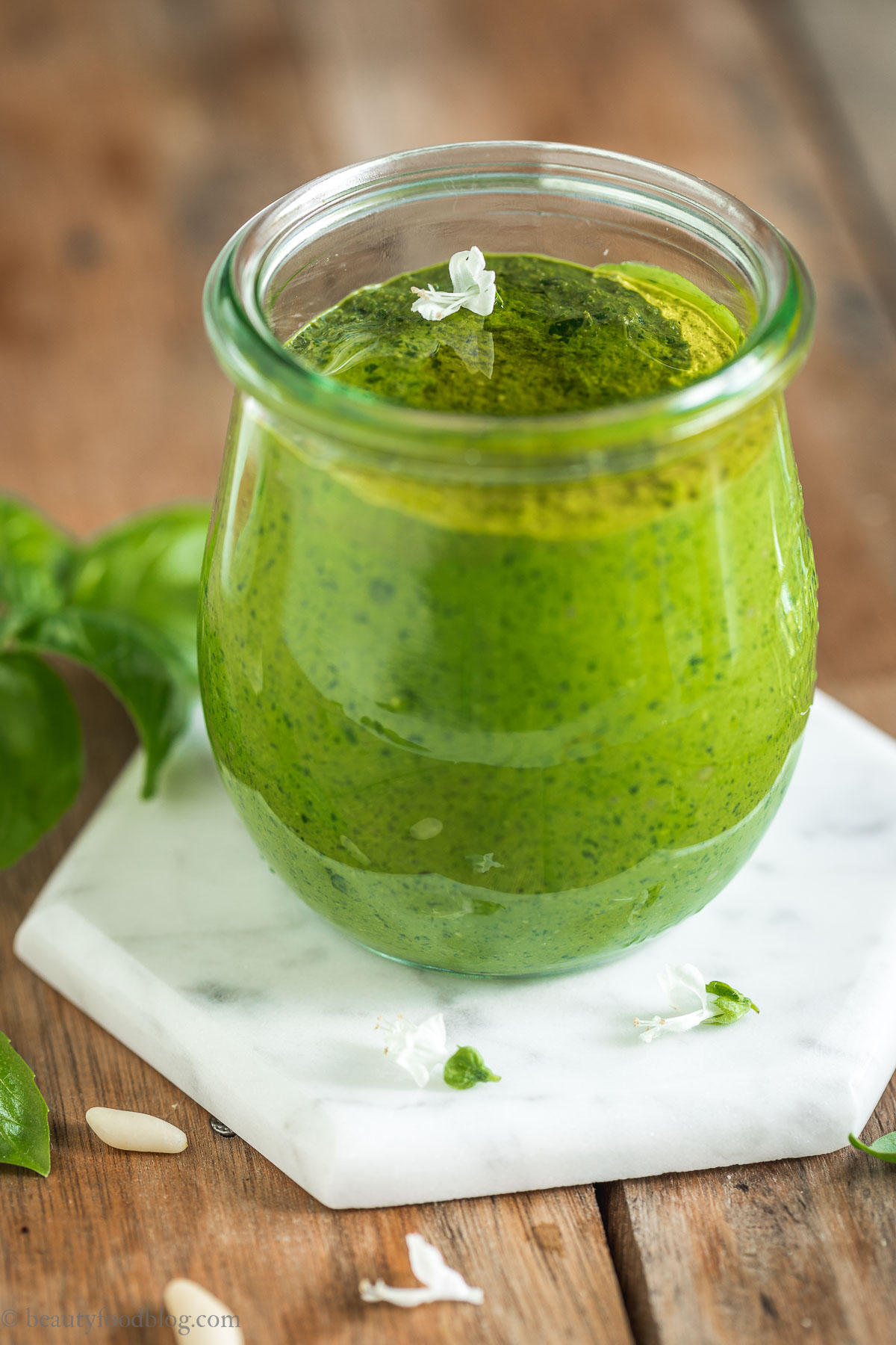 Pesto di basilico vegano senza formaggio | easy vegan basil pesto