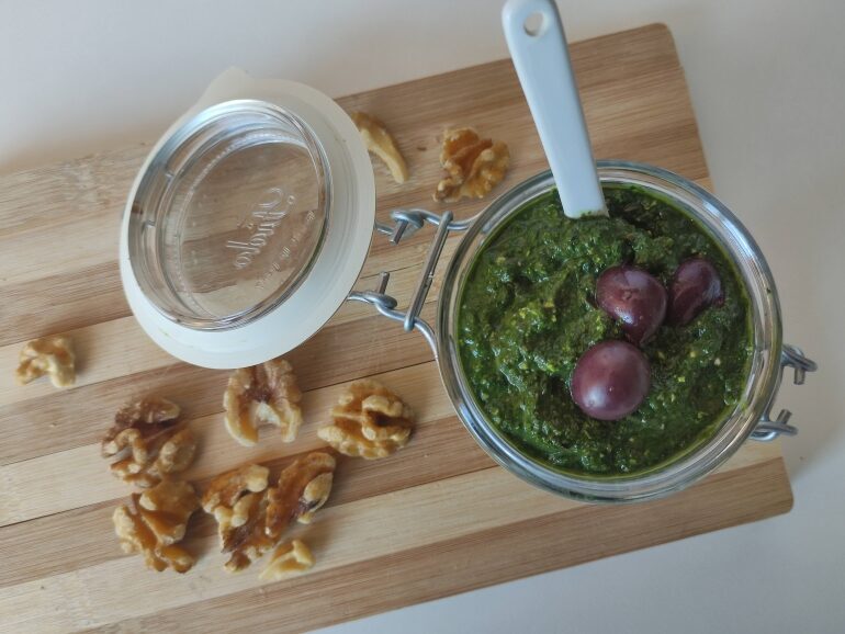 Pesto di cavolo nero con olive nere e noci