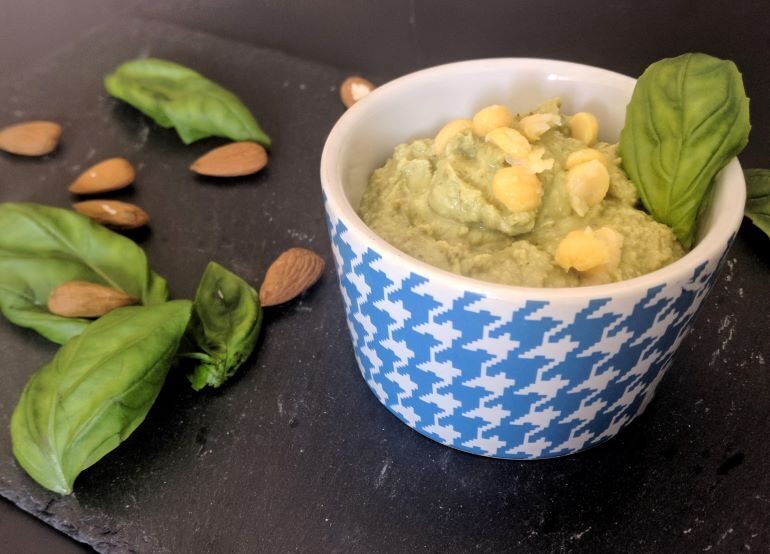 Pesto di ceci, basilico e mandorle