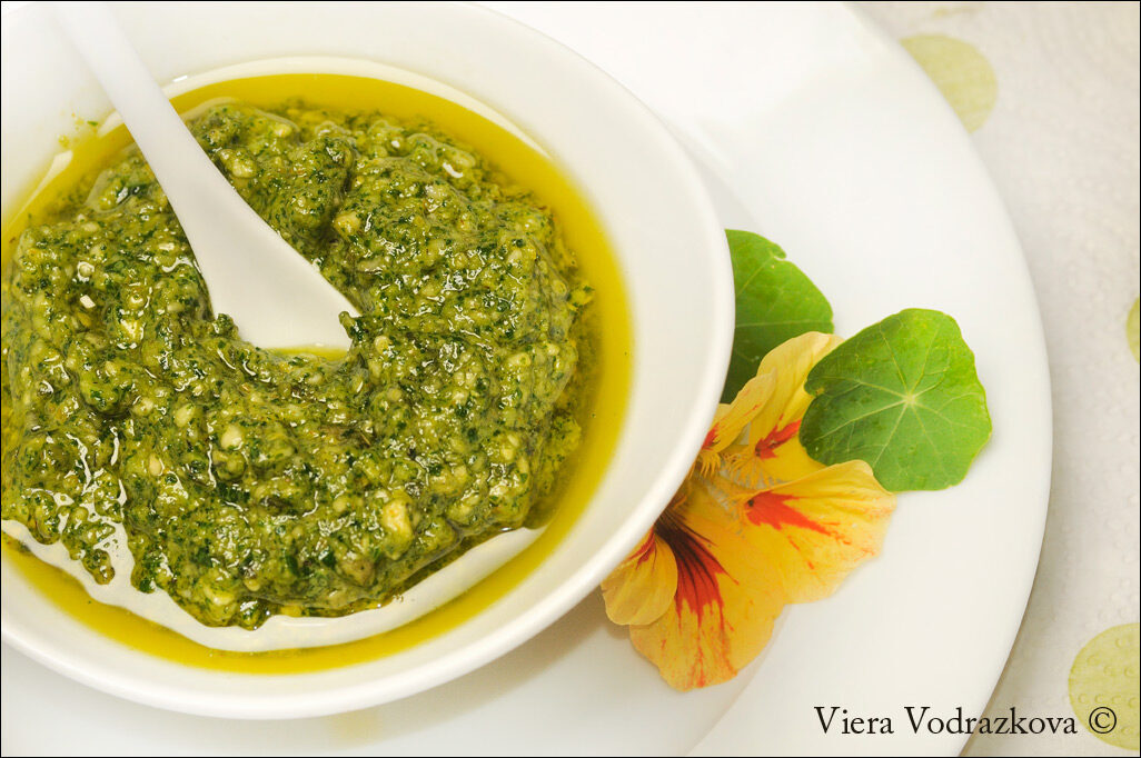 Pesto di fiori e foglie di nasturzio ricetta veloce