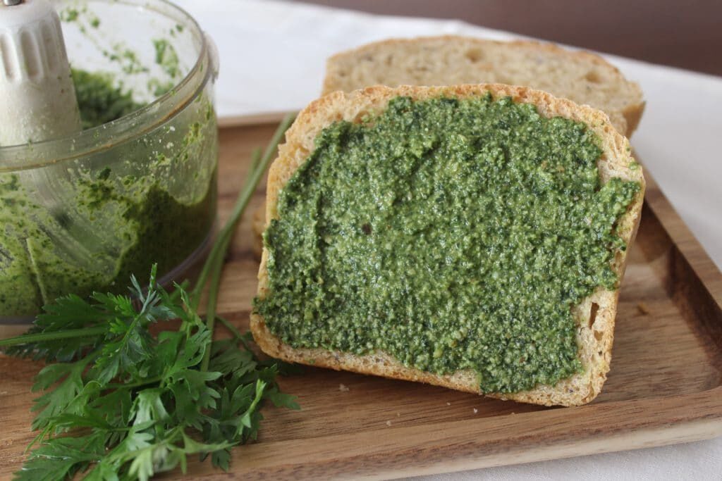 Pesto di foglie di carote: l’importanza della cucina di recupero