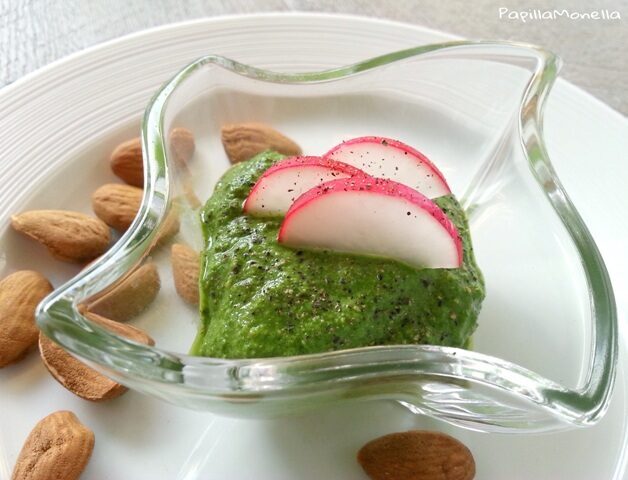 Pesto di foglie di ravanelli e frutta secca