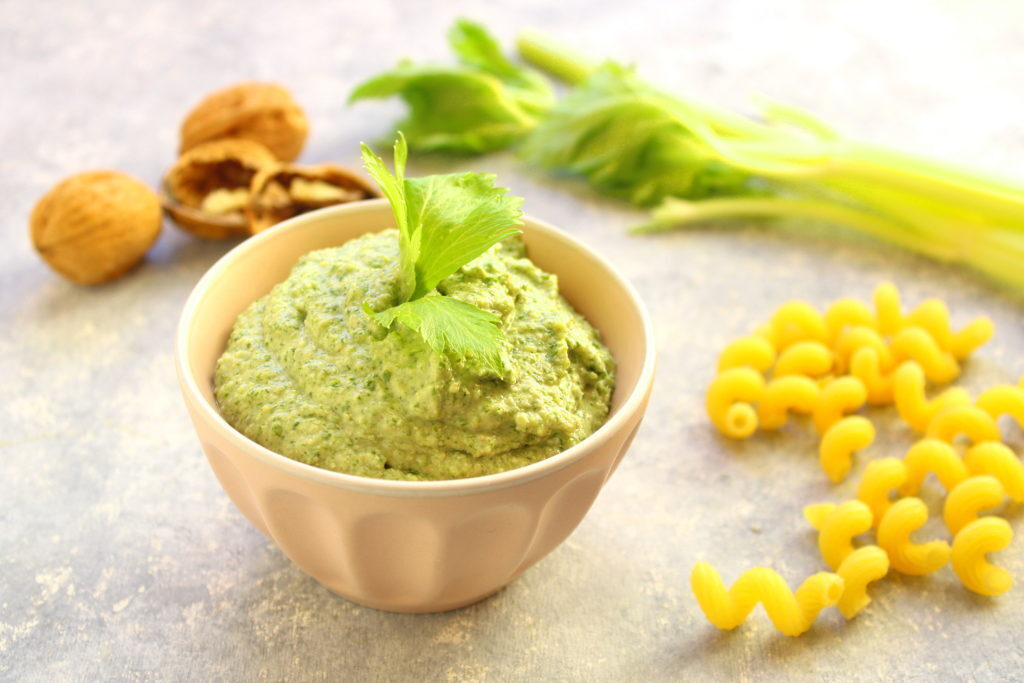 Pesto di foglie di sedano noci e ricotta