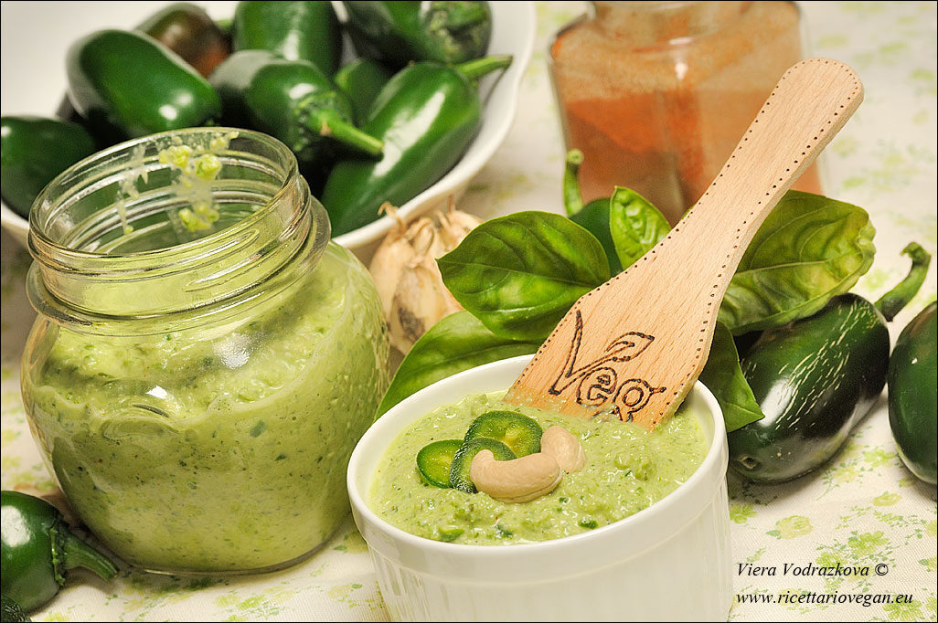 Pesto di jalapeno verdi, basilico e anacardi
