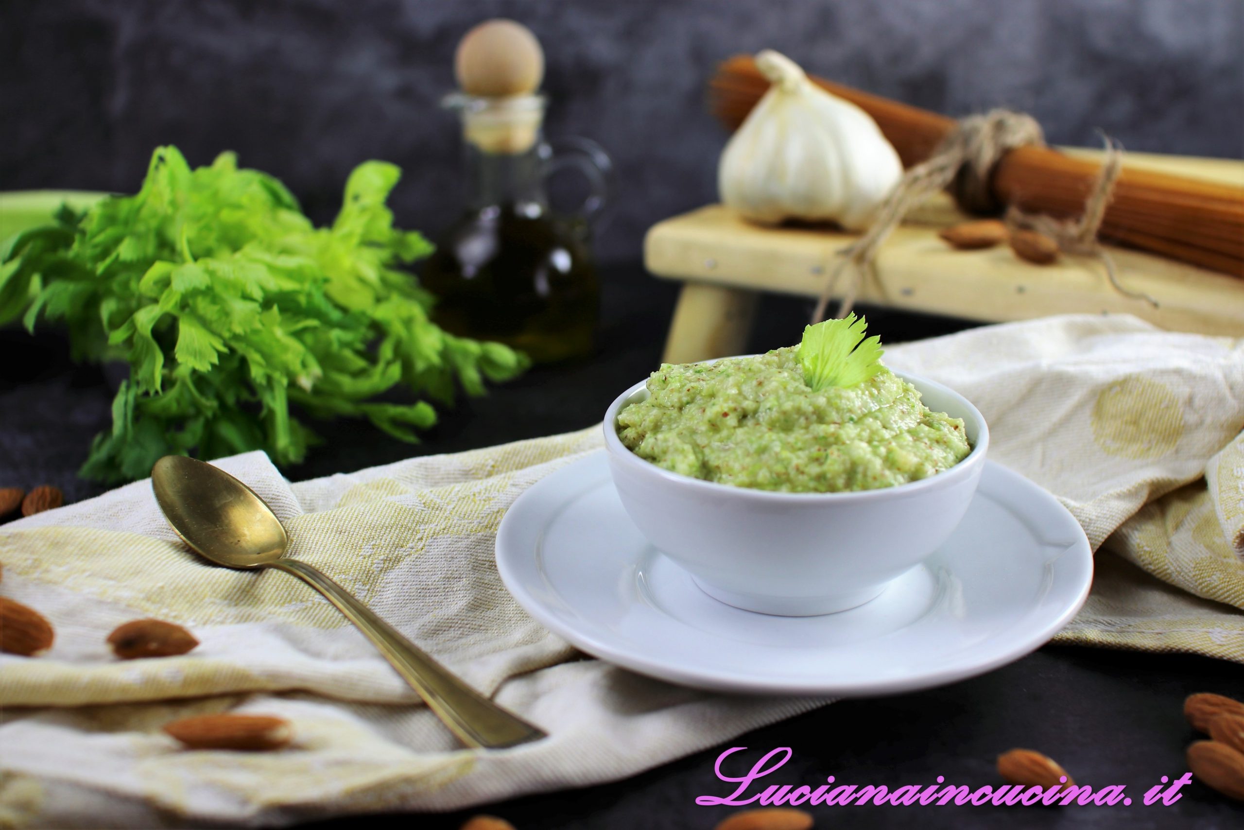 Pesto di sedano e mandorle