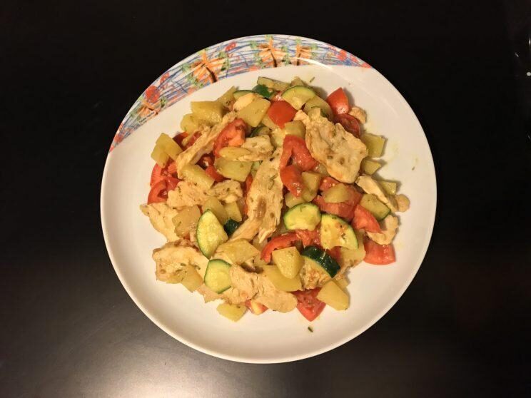 Petti di pollo con patate,zucchine,pomodori e curry