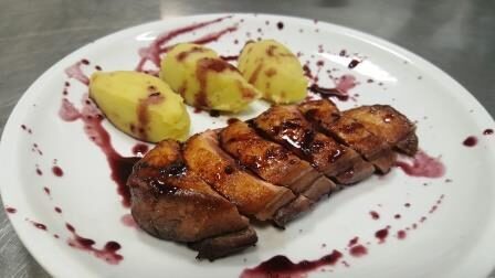 Petto d’anatra con patate schiacciate e riduzione di vino