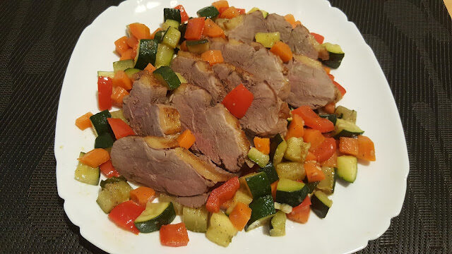 Petto di anatra alla senape con dadolata di verdure