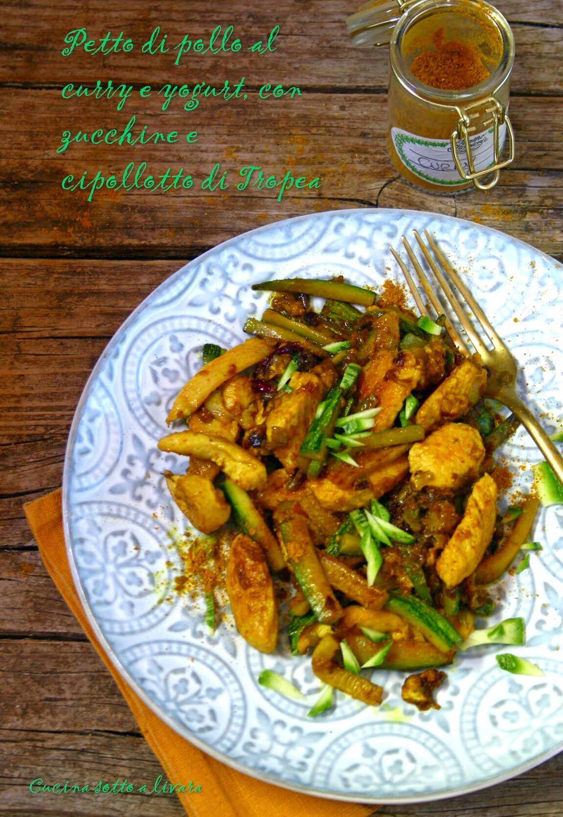Petto di pollo al curry e yogurt , con zucchine e cipollotto di tropea