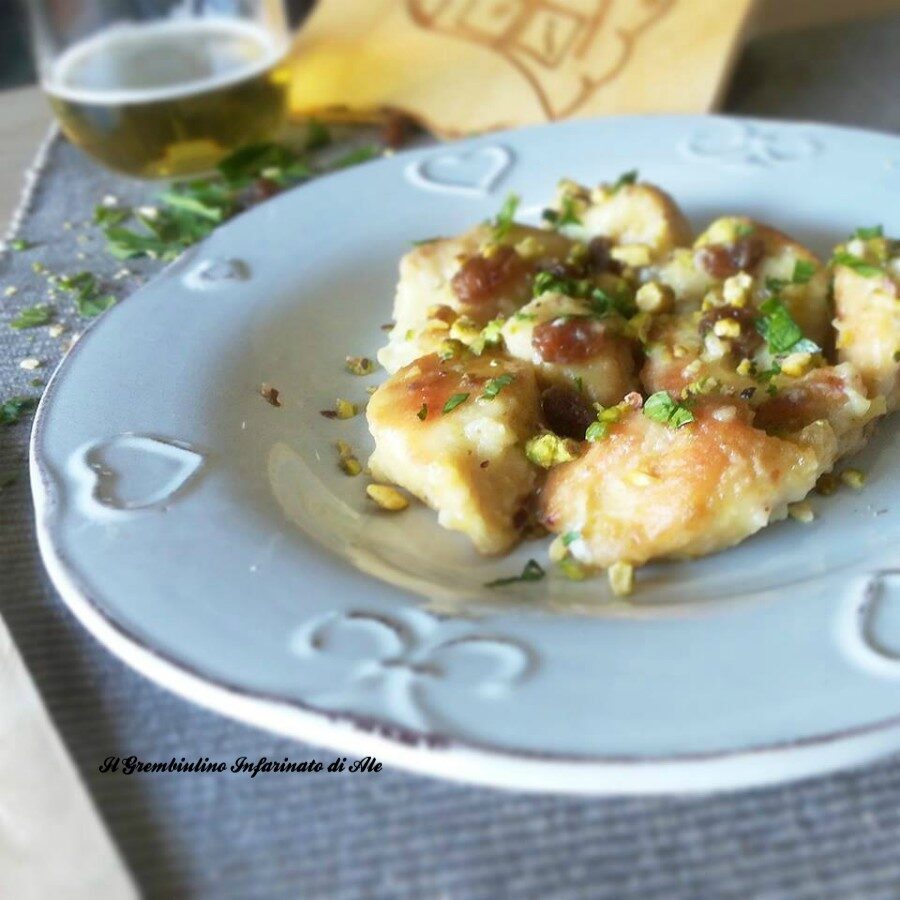Petto di pollo alla birra con pistacchi e uvetta
