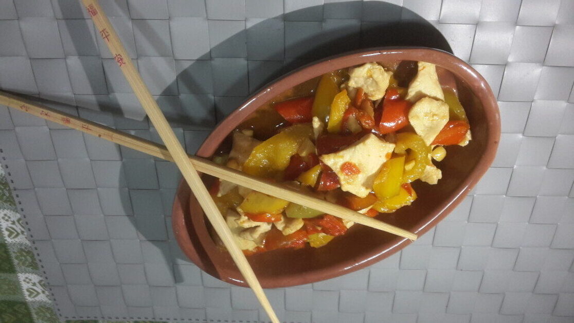 Petto di pollo anacardi e peperoni