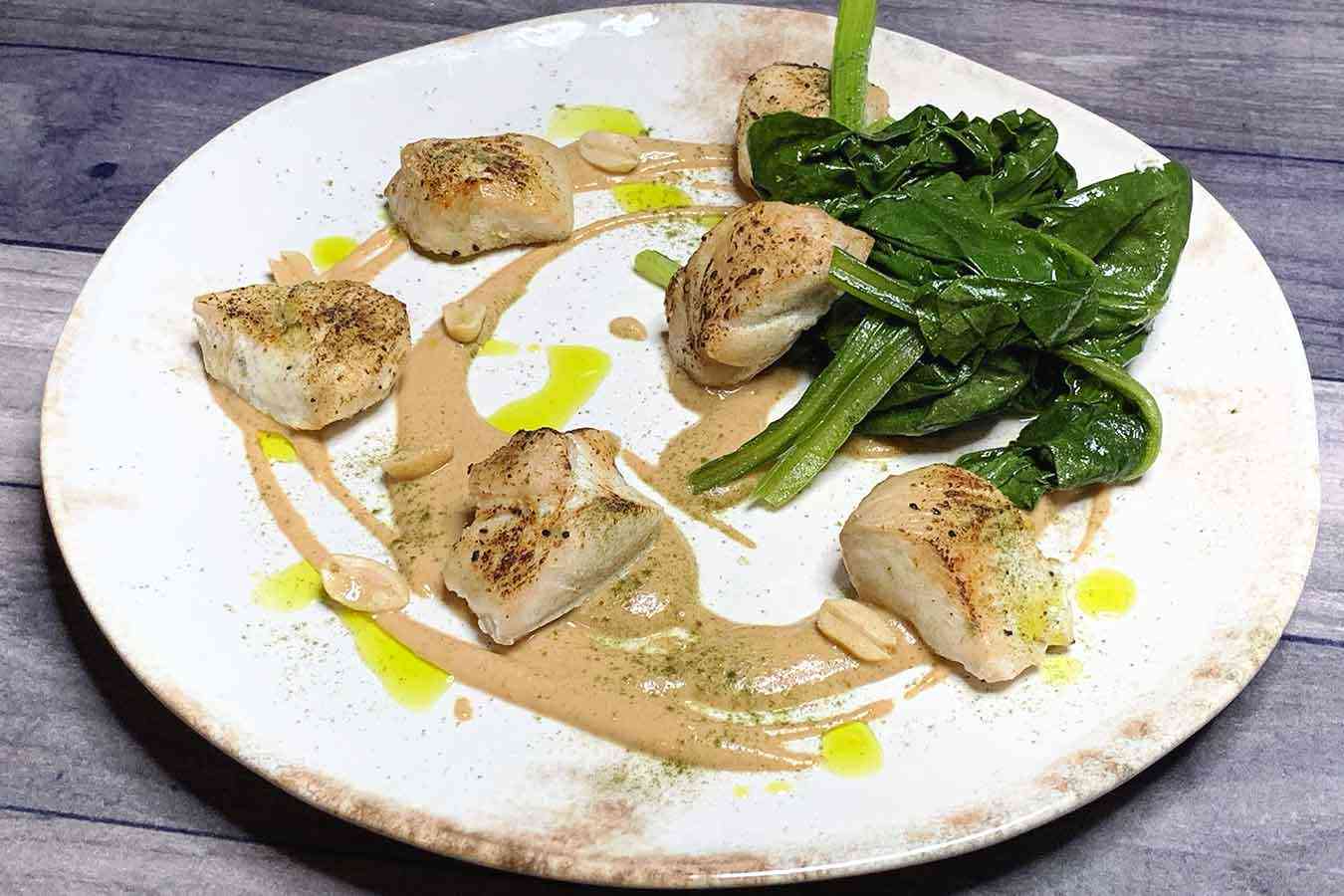 Petto di pollo arrosto, bietola e salsa di arachidi