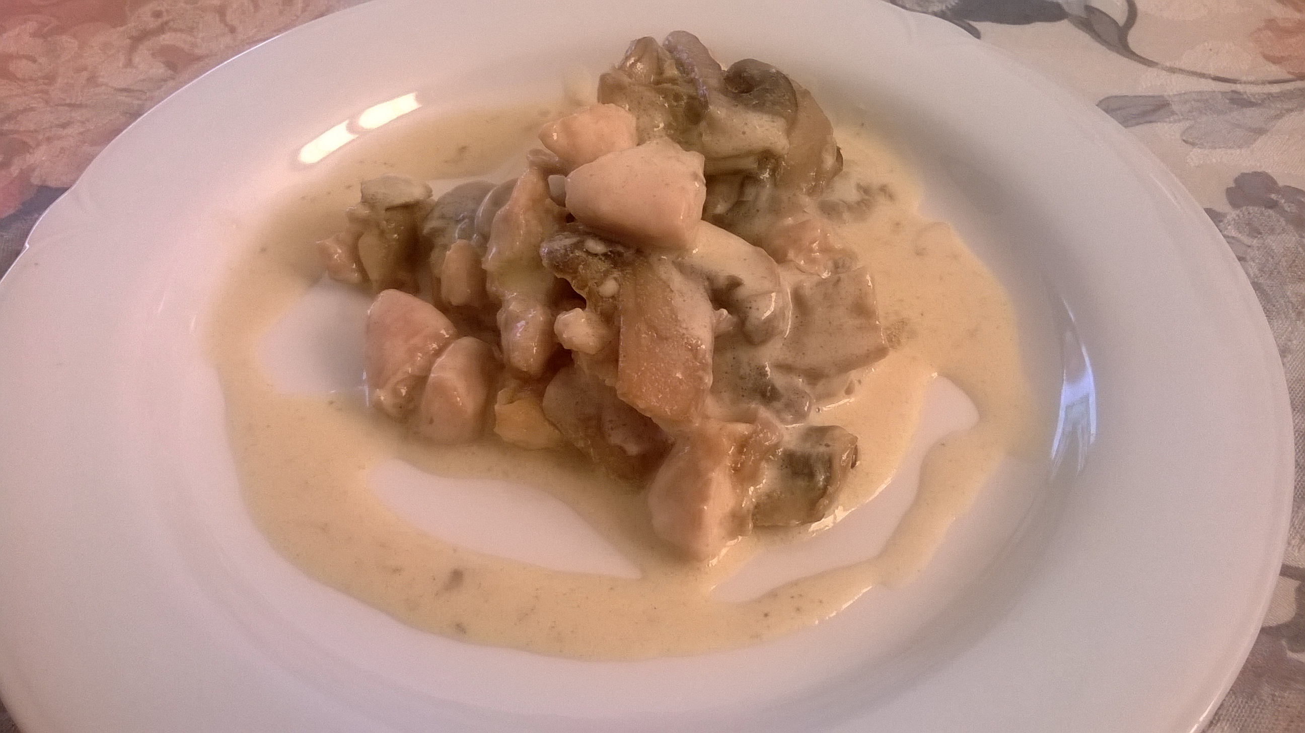 Petto di pollo con funghi e panna