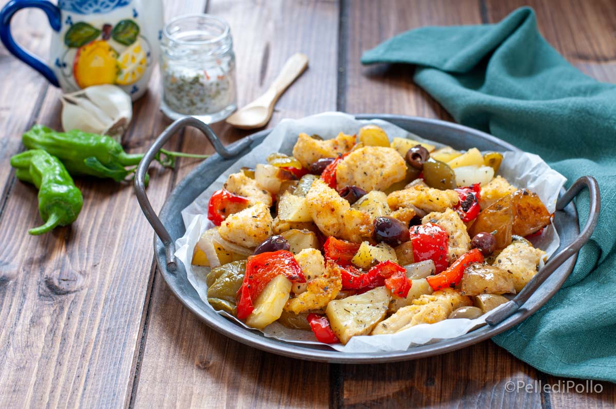 Petto di pollo con patate e peperoni al forno