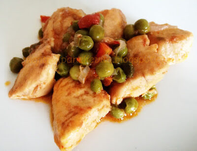 Petto di pollo con pomodorini e piselli