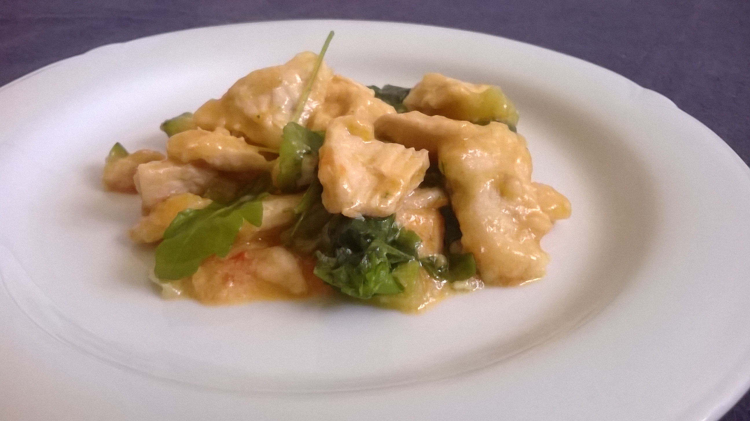 Petto di pollo con zucchine e rucola