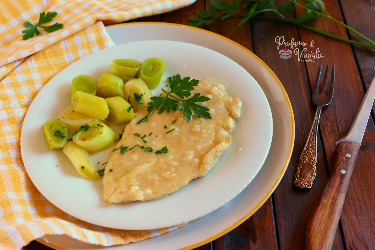 Petto di pollo cremoso con porri arrostiti