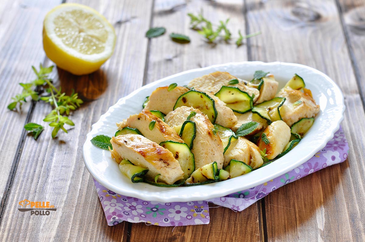 Petto di pollo grigliato con zucchine, olio e limone