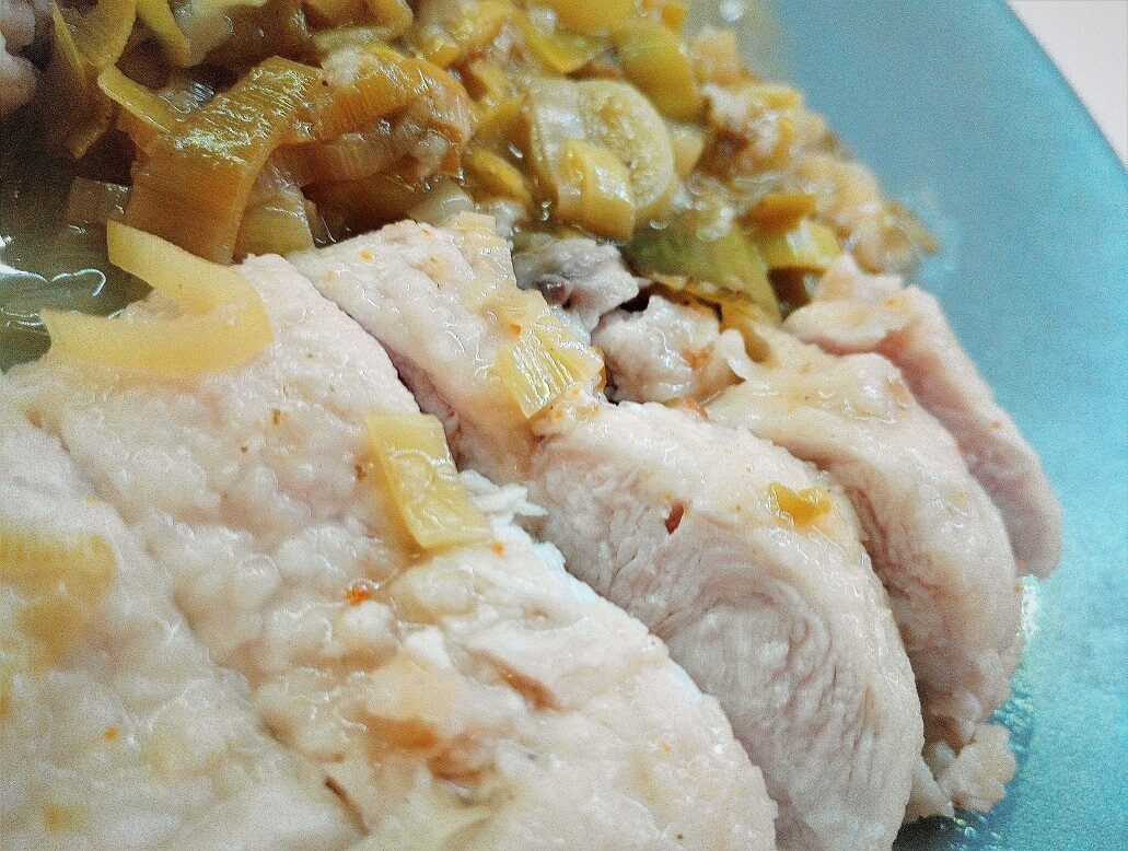 Petto di pollo scaloppato con porri