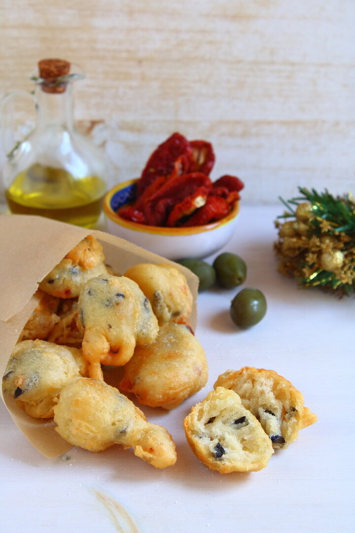 Pettole pugliesi con olive e pomodori secchi