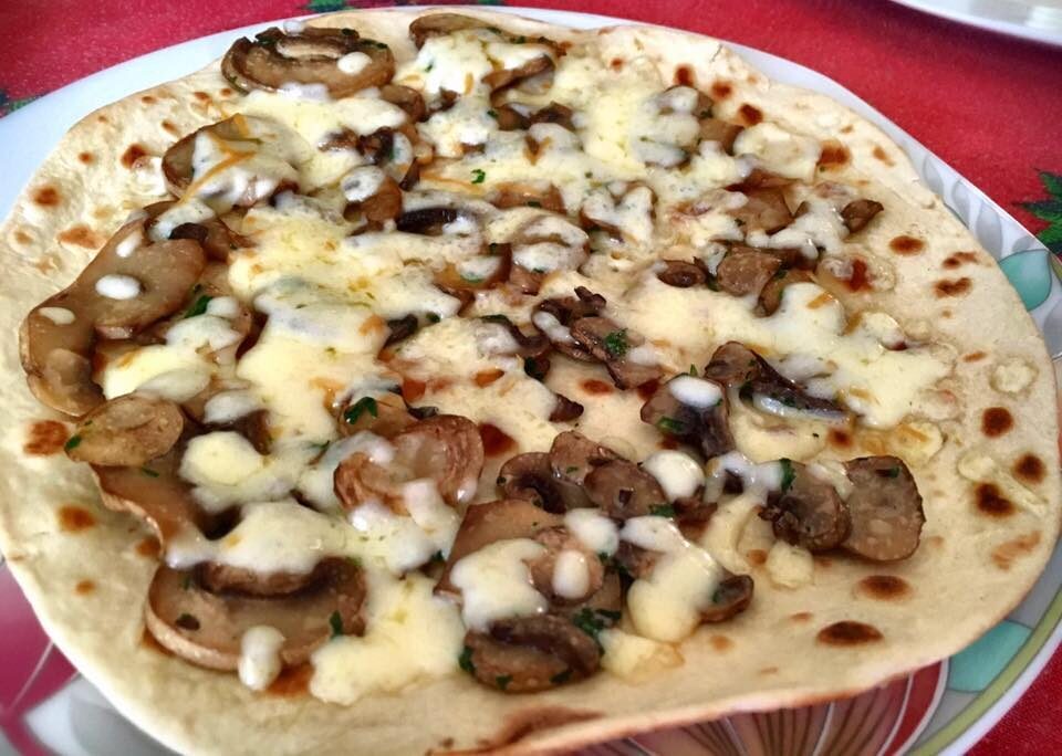 Piadapizza con scamorza e funghi trifolati