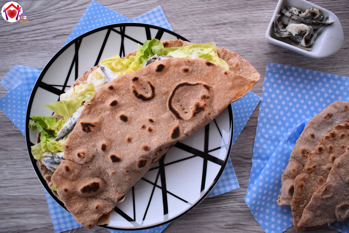 Piadina al farro con insalata e alici marinate