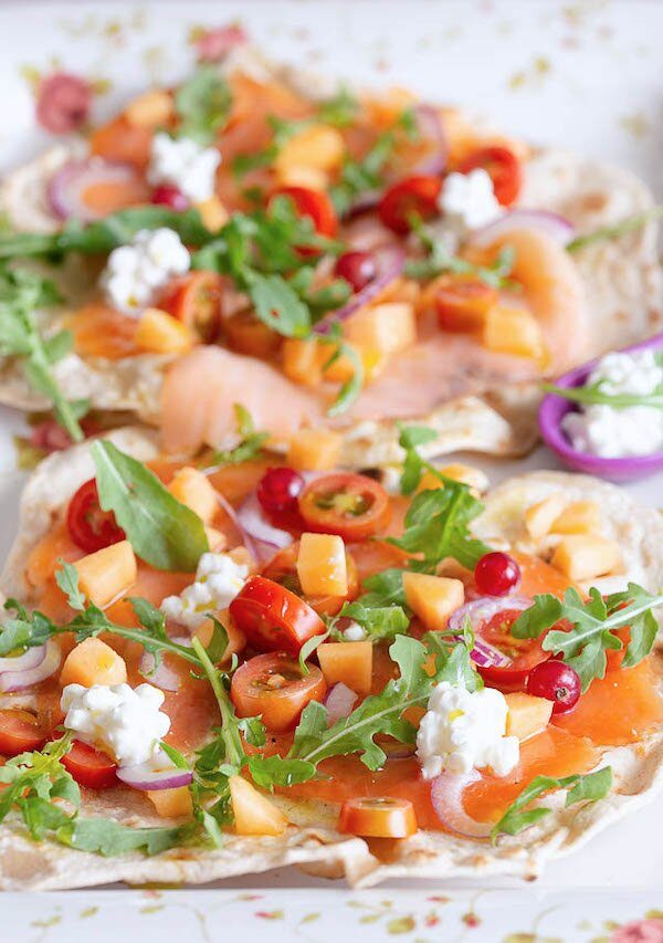 Piadina al farro e salmone affumicato