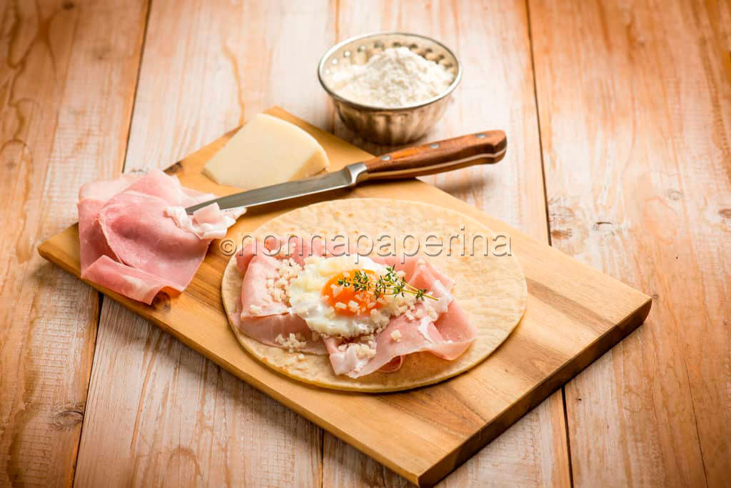 Piadina alla romana con uovo, prosciutto e pecorino